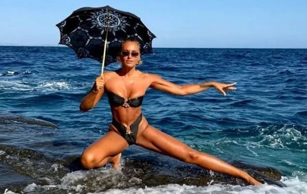 ‘Bikini izi sevmem’ diyen Eda Taşpınar'dan üstsüz paylaşım