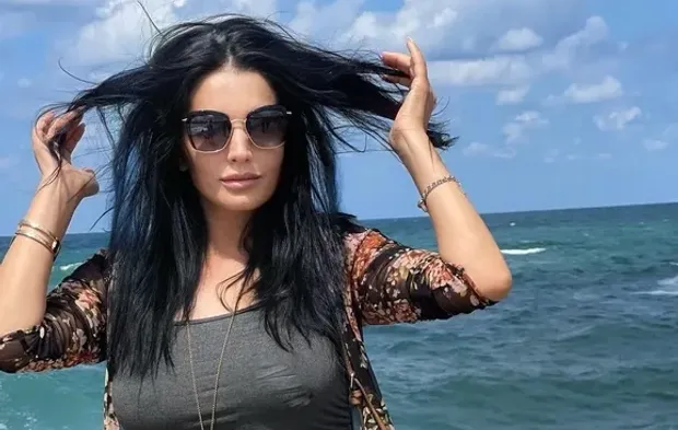 Aleyna Tilki'nin annesi, transparan ve derin dekolteli tarzıyla dikkat çekti!