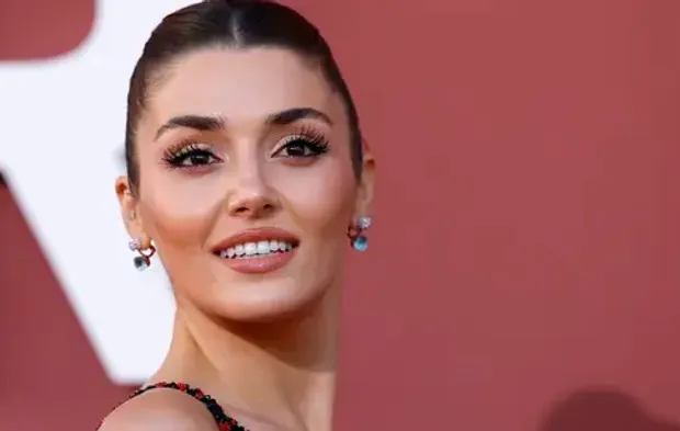Hande Erçel'in son pozlarına beğeni yağdı: Derin göğüs dekoltesi olay oldu!