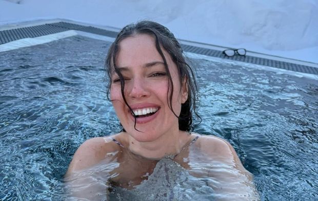 Soğuk hava, yüksek cesaret: Pelin Akil'den havuz keyfi!