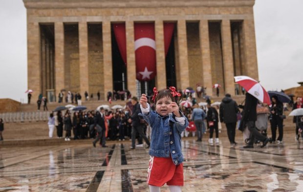 Ünlü isimlerden 23 Nisan paylaşımları: 'Bütün çocukların mutlu olduğu bir dünya'
