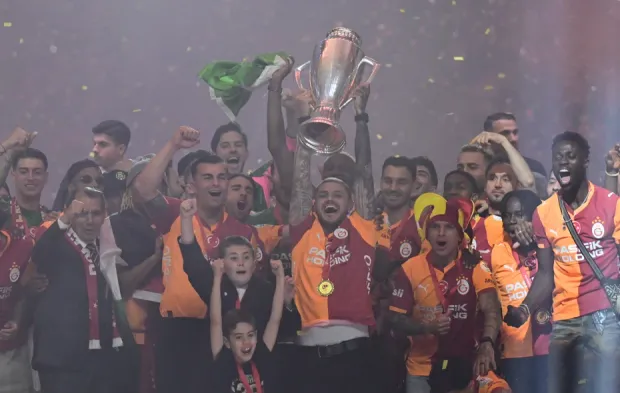 Şampiyon Galatasaray, kupasına kavuştu: Futbolcular, hangi şarkıyla sahneye çıktı?