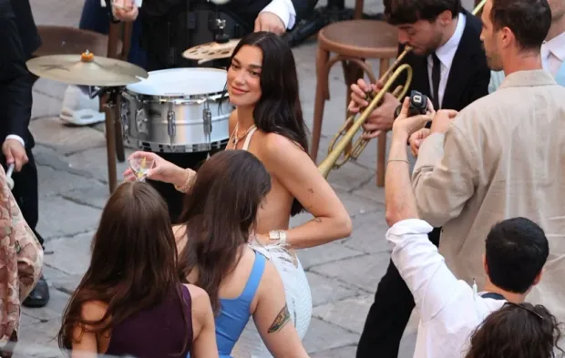 Dua Lipa'nın İtalya'daki düğününden renkli kareler