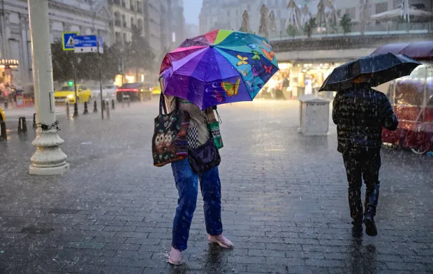 Sağanak, İstanbul’u felç etti: Metro istasyonlarını su bastı, yollar ikiye bölündü!
