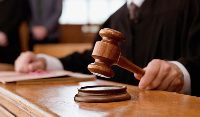 İş arkadaşına tokat atan kadın hakime de hakaret etti!