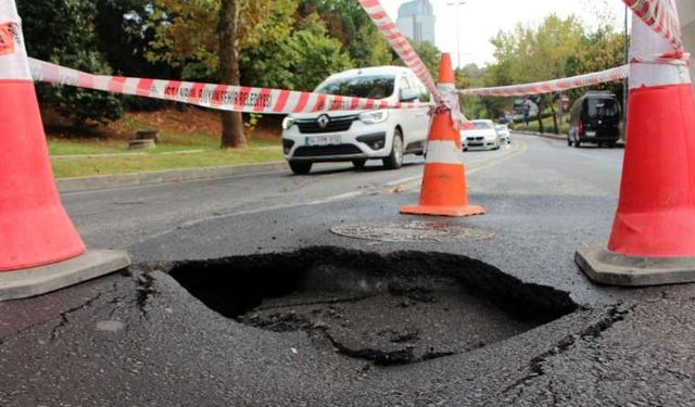 İstanbul'da sağanak yağmur sonrası Şişli'de yol çöktü!