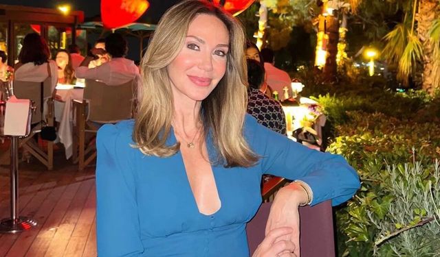 Demet Şener, bikinili pozlarıyla komşuyu salladı!