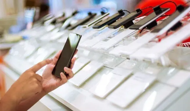 Cep telefonlarına tarihi zam kapıda!