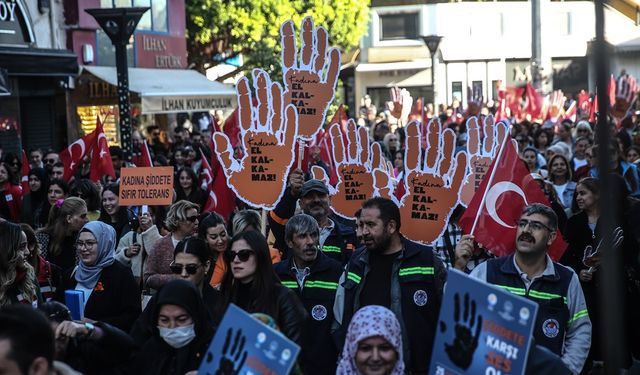 Mersin'de kadına yönelik şiddete karşı farkındalık yürüyüşü yapıldı