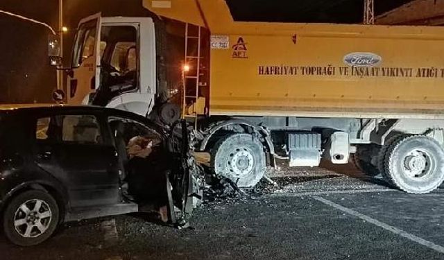 Kırşehir'de hafriyat kamyonu ile otomobil çarpıştı: 3 yaralı
