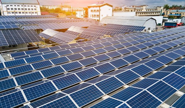 Güneş panelleri kolay kurulumuyla çatılardan temiz enerji sağlıyor