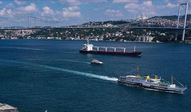 İstanbul Boğazı'nda gemi trafiği çift yönlü askıya alındı