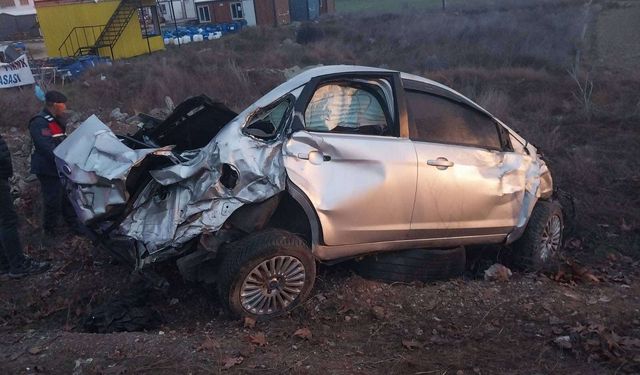 Otomobil reklam panosuna çarptı: 1 ölü, 1'i ağır 3 yaralı