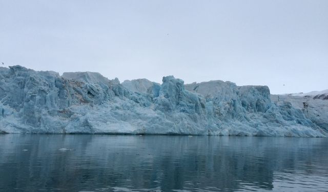 Kuzey Kutbu'nda eriyen buzullar görüntülendi