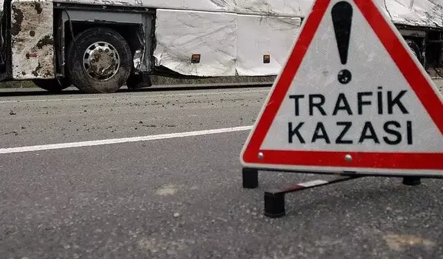 Bursa'da bariyerlere çarpan tırın sürücüsü yaralandı
