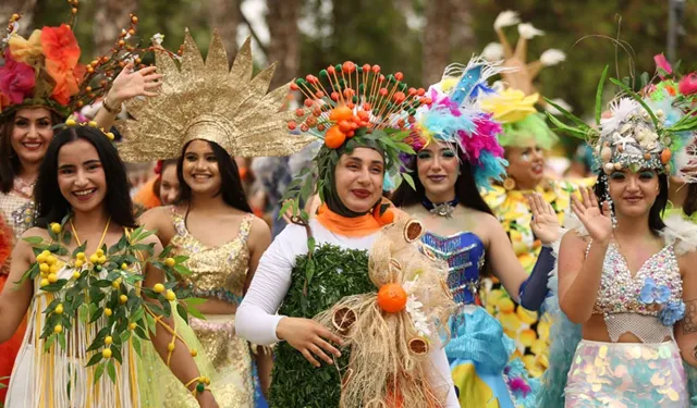 Adana 12. Uluslararası Portakal Çiçeği Karnavalı'nın kortej geçişi yapıldı