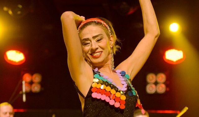 Yıldız Tilbe’den sahnede şok eden doğum günü çıkışı