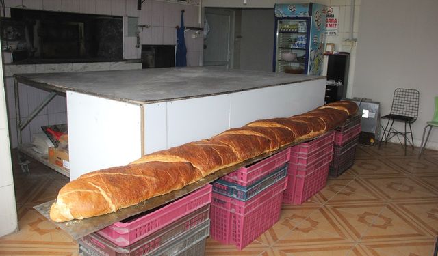 Sivas'ta bir fırıncı 3 metre 80 santimetre uzunluğunda ekmek üretti