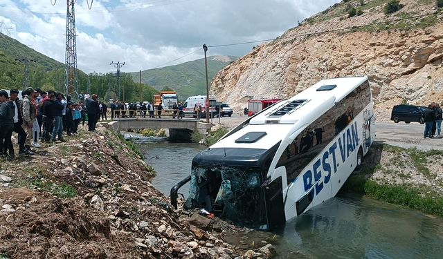Bitlis'te otobüs şarampole devrildi: 7 yaralı