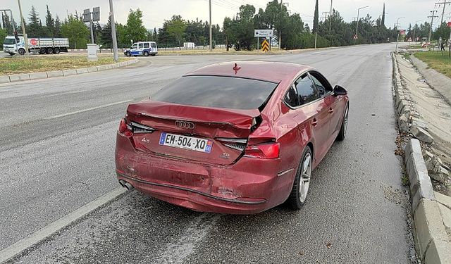 Burdur’da TIR otomobile arkadan çarptı