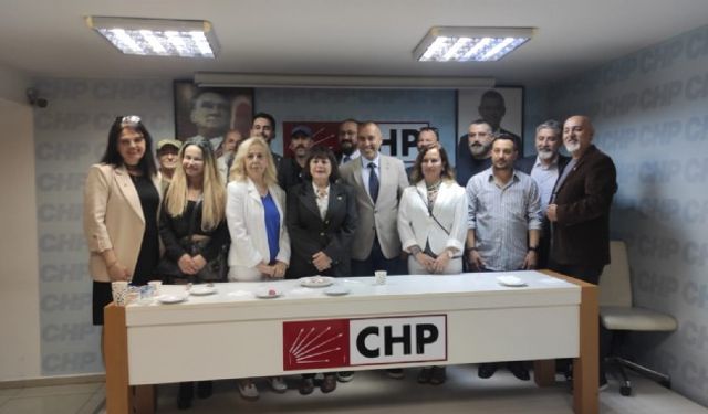 İzmir'de DEVA Partisi'nden istifa eden 83 isim CHP'ye katıldı