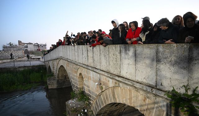 Edirne'de dilekler Tunca Nehri'ne bırakıldı