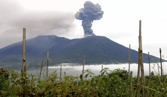 Endonezya'da yanardağ patladı: 7 köy tahliye edildi