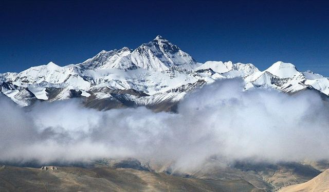 Everest Dağı'nda kar fırtınası nedeniyle yaklaşık 1000 kişi mahsur kaldı