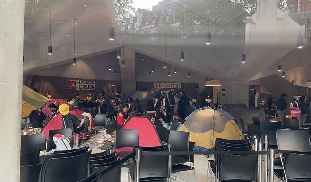 İngiltere'de LSE öğrencileri okullarının İsrail'le işbirliğini protesto için çadır kurdu