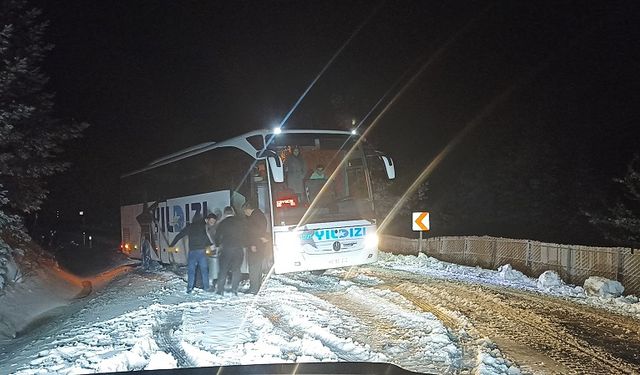 Kastamonu'da kar nedeniyle araçlar yolda mahsur kaldı