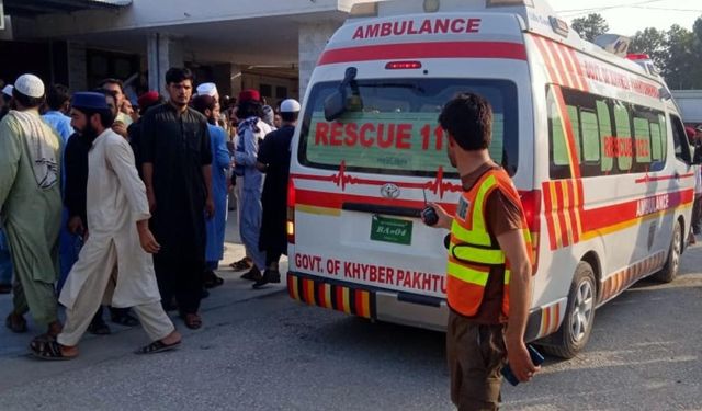 Pakistan'da yolcu otobüsünün devrilmesi sonucu 20 kişi öldü
