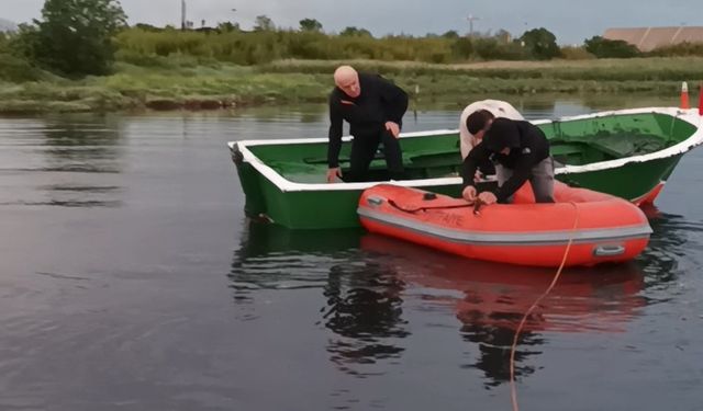 Sağanak nedeniyle teknede mahsur kalan 3 kişiyi itfaiye kurtardı