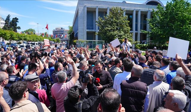 İETT'ye bağlı özel halk otobüsü sahiplerinden İBB binası önünde protesto