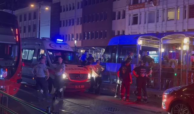 Raylara düşen bir kişi tramvayın altında kalarak hayatını kaybetti