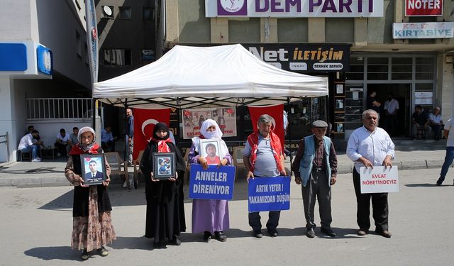 Muşlu aileler DEM Parti binası önündeki ‘evlat nöbeti’ne devam etti