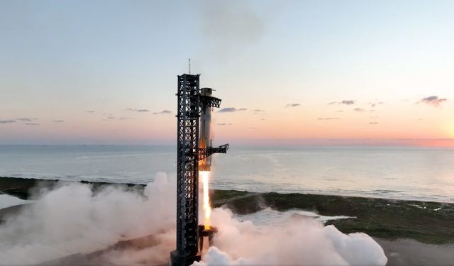 SpaceX'in Starship roketi beşinci test uçuşunda başarılı iniş yaptı