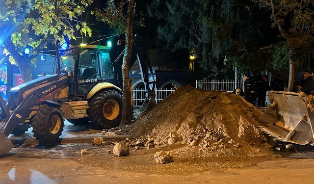 Belediye personeli gibi giyinip, kent merkezinde iş makinesiyle define aradılar