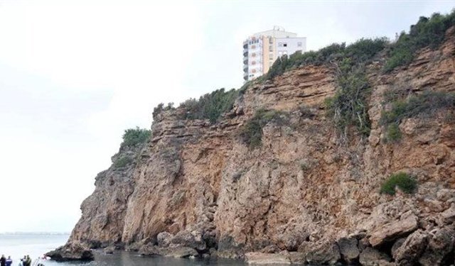 Antalya'da falezlerden düşen ABD'li turist öldü