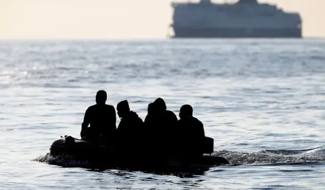 İzmir'de göçmen botu battı; 1 ölü