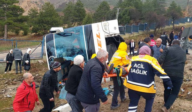 Isparta'da yolcu otobüsü devrildi; 1 ölü, 18 yaralı