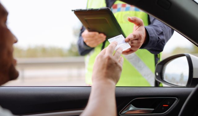 Trafikte saldırgan sürücülerin ehliyetleri geri alınacak