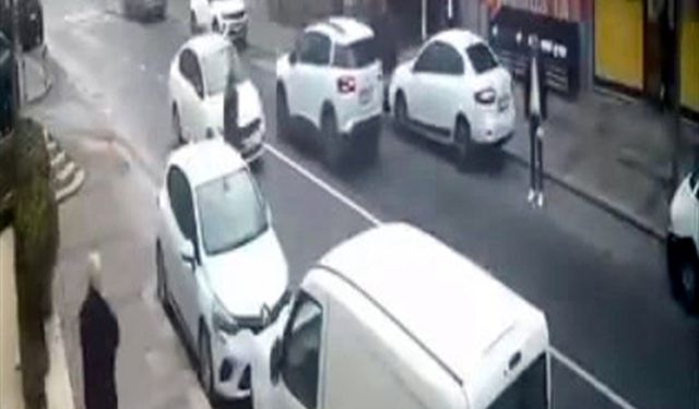Avcılar'da otomobil karşıdan karşıya geçmek isteyen kadının ayağını ezdi