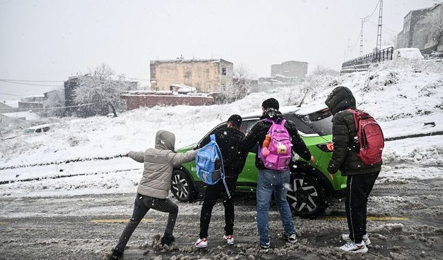 Yoğun kar yağışı nedeniyle 3 ilçede okullar tatil edildi!