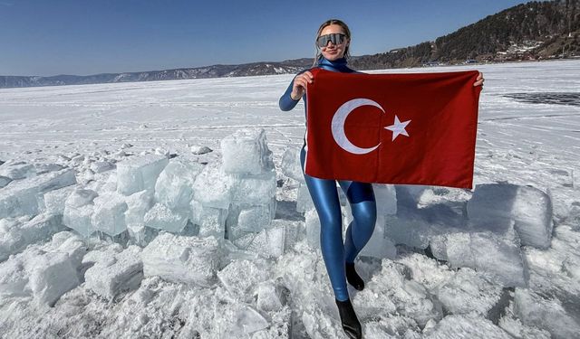 Şahika Ercümen buzla kaplı Baykal gölüne daldı
