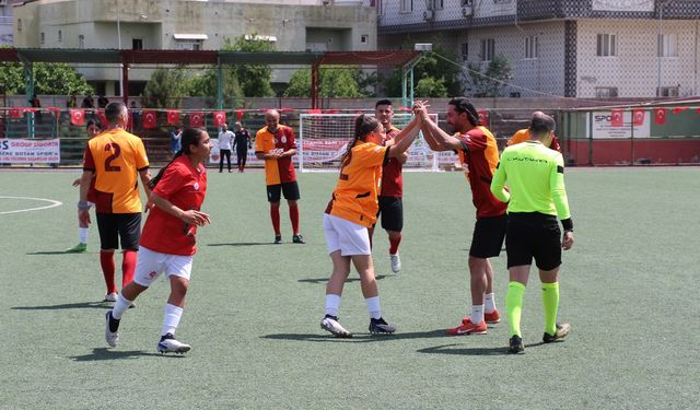 Galatasaraylı eski futbolcular Cizre’de gençlerle dostluk maçı yaptı