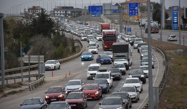 Kırıkkale'de bayram dönüşü trafiği başladı