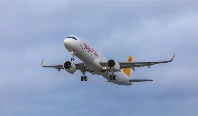 Pegasus uçağına yıldırım isabet etti