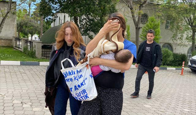 Hırsızlık şüphelisi, kucağında bebeğiyle adliyeye sevk edildi