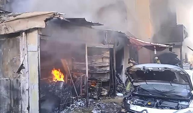 Çıkan yangında hediyelik eşya dükkanı küle döndü
