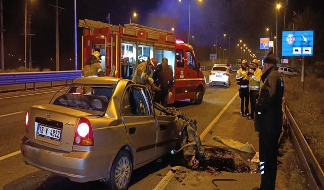 Kamyonun altına giren otomobilin sürücüsü kurtarılamadı